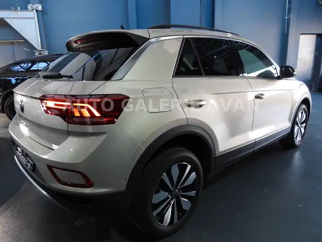 Volkswagen T-Roc view 4
