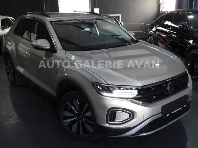 Volkswagen T-Roc view 3
