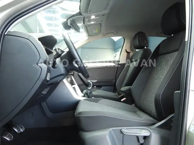 Volkswagen T-Roc view 11