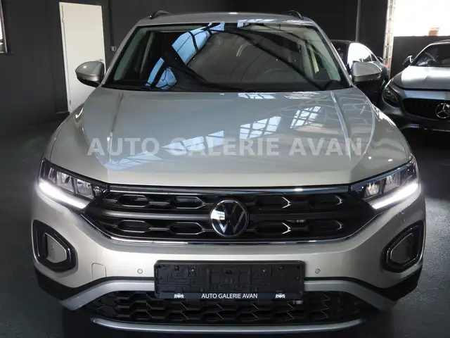 Volkswagen T-Roc view 5
