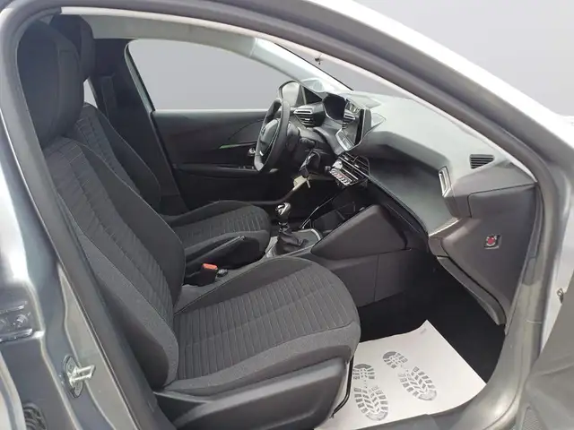 Peugeot 208 view 11