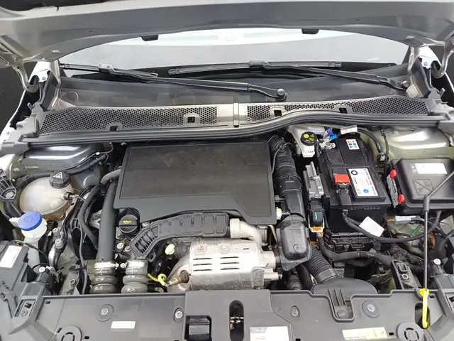 Peugeot 208 view 5