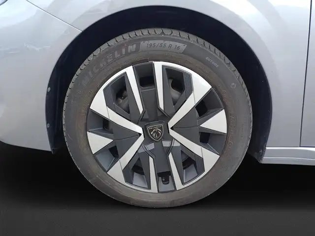 Peugeot 208 view 8