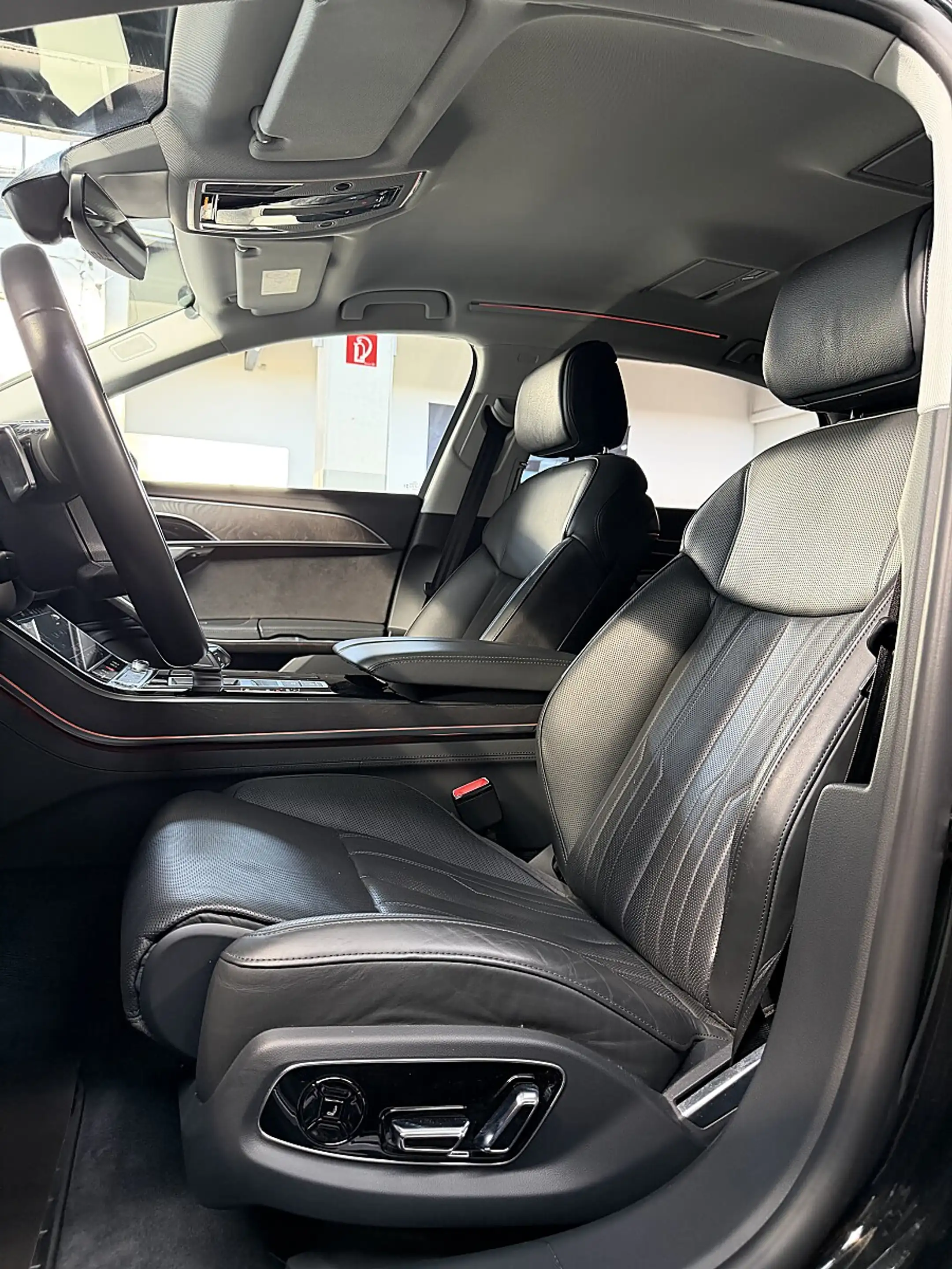 Audi A8 Lang 60 TFSI e PHEV quattro — photo 11