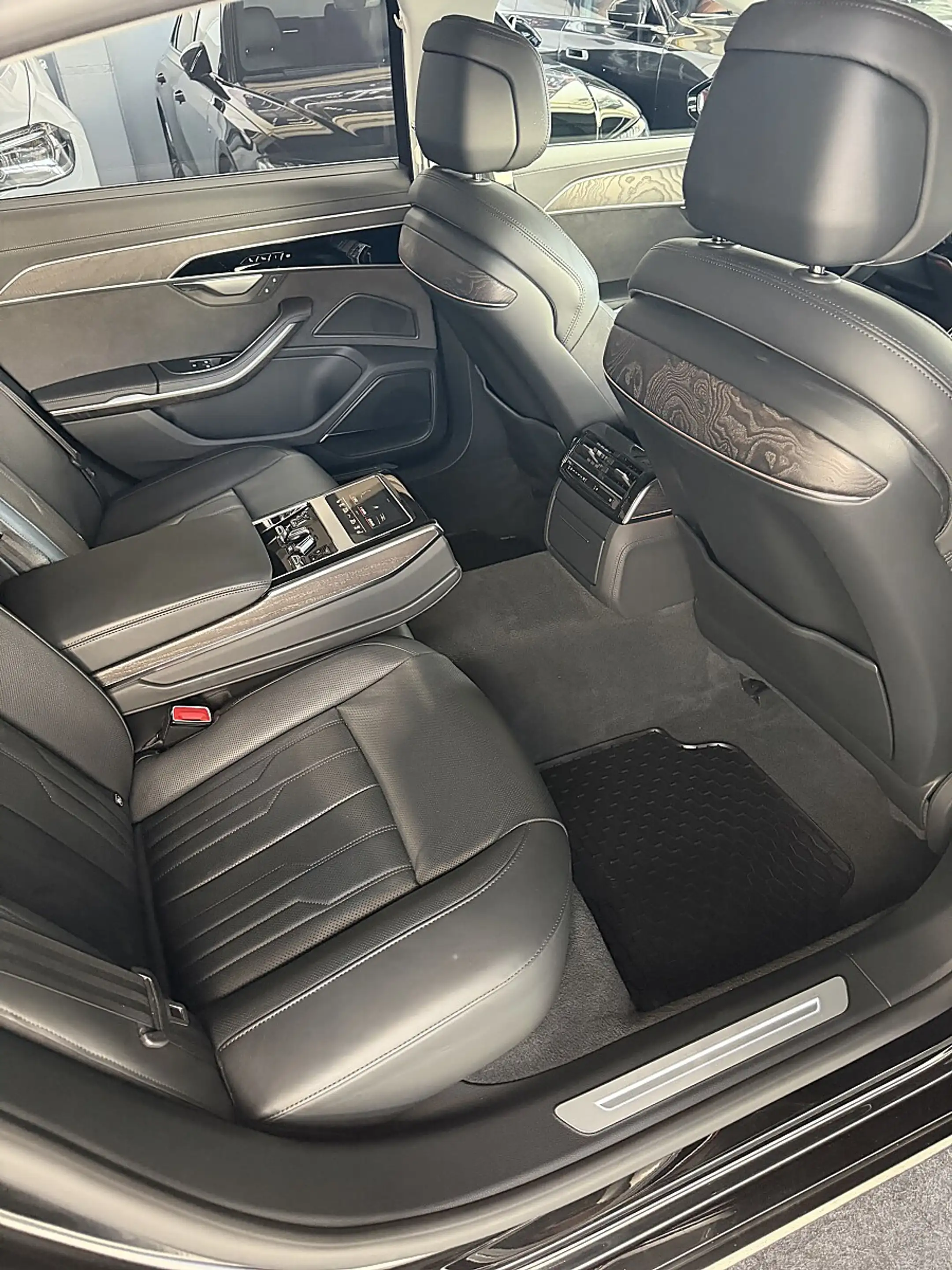 Audi A8 Lang 60 TFSI e PHEV quattro — photo 14