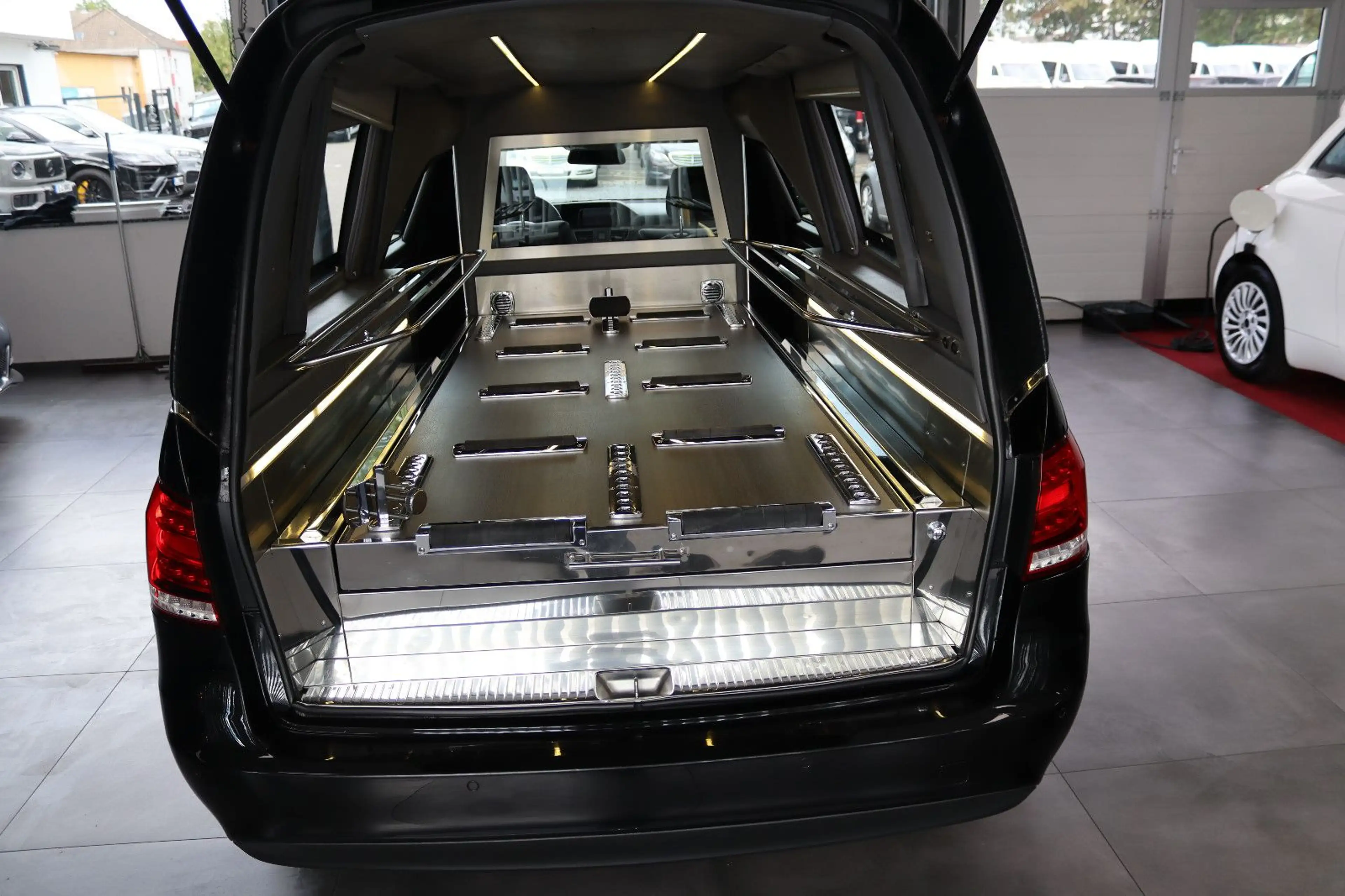Mercedes-Benz E 300 d Hybrid Bestattungswagen / Leichenwagen — photo 15
