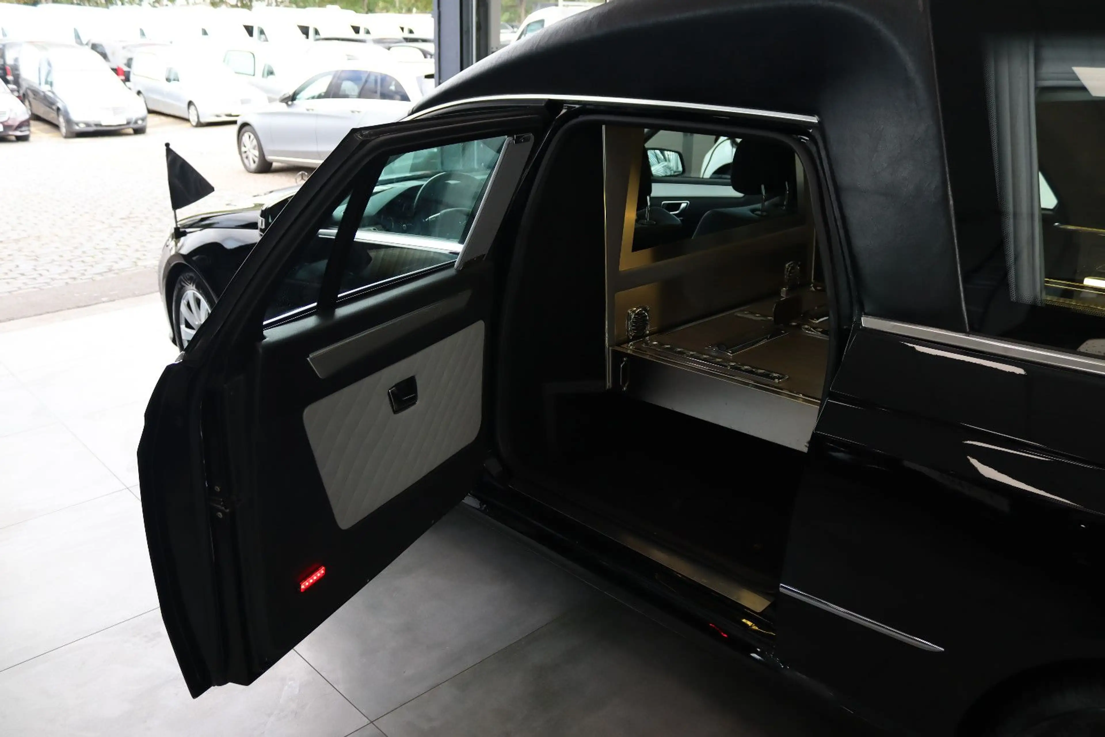 Mercedes-Benz E 300 d Hybrid Bestattungswagen / Leichenwagen — photo 13