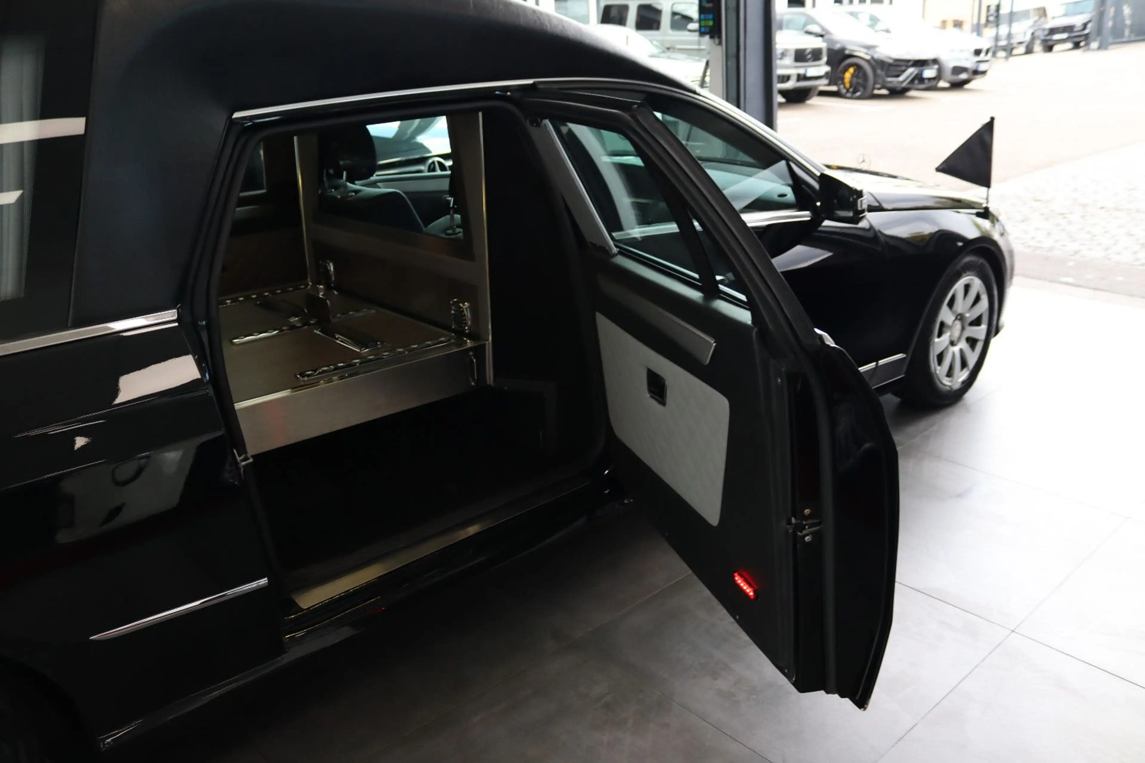 Mercedes-Benz E 300 d Hybrid Bestattungswagen / Leichenwagen — photo 14