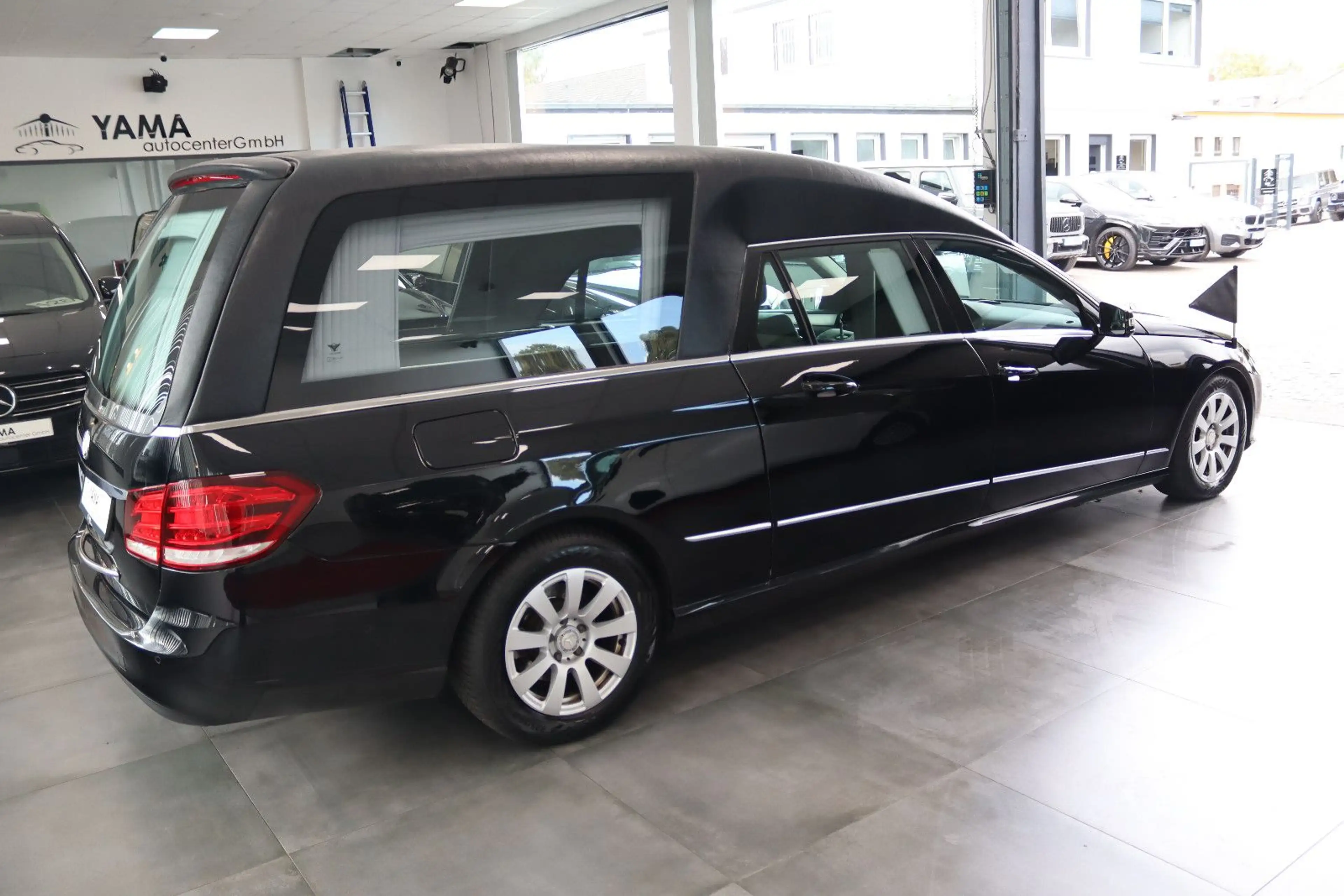 Mercedes-Benz E 300 d Hybrid Bestattungswagen / Leichenwagen — photo 3