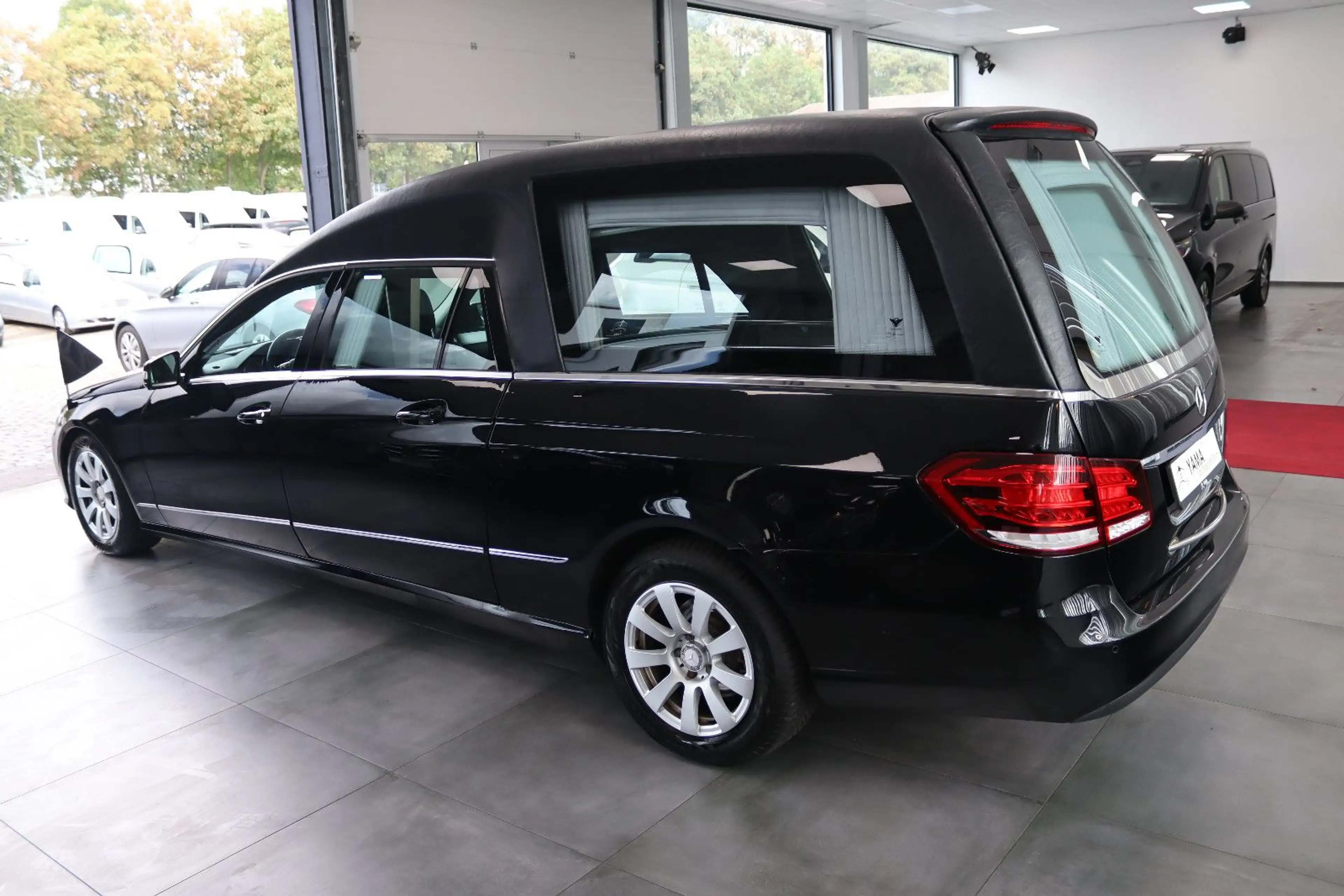 Mercedes-Benz E 300 d Hybrid Bestattungswagen / Leichenwagen — photo 5