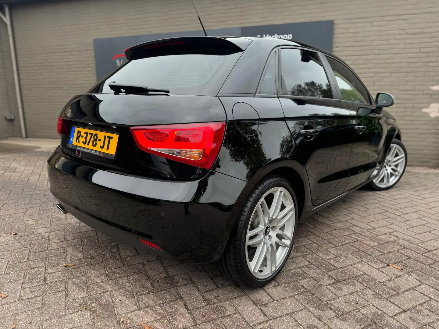 Audi A1 Sportback 1.2 TFSI Ambition Pro Line Zwart - 2