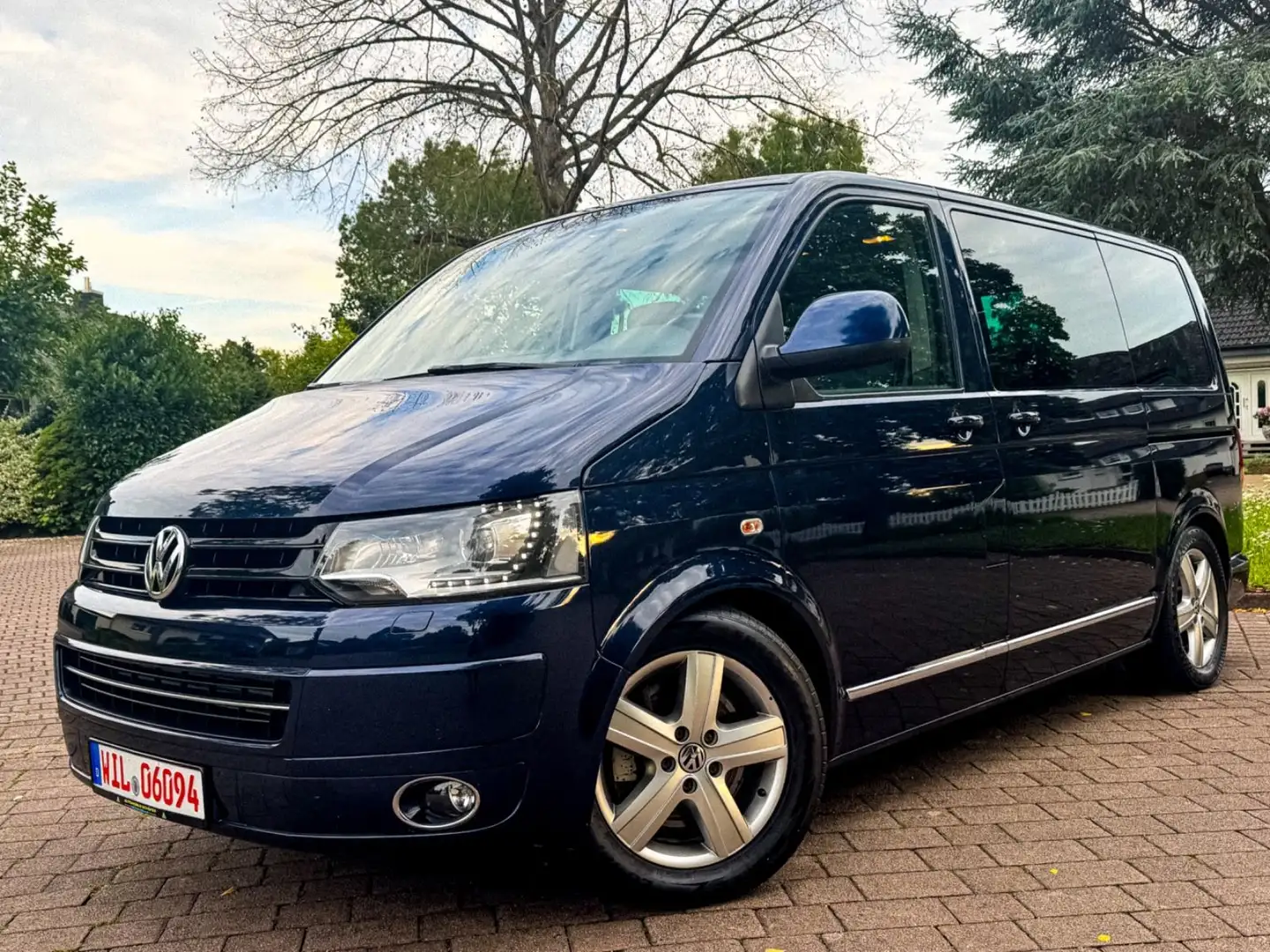 Volkswagen T5 Multivan *Pano*Sthzg*Leder*Navi*7Sitze*ATM*RFK Blau - 1