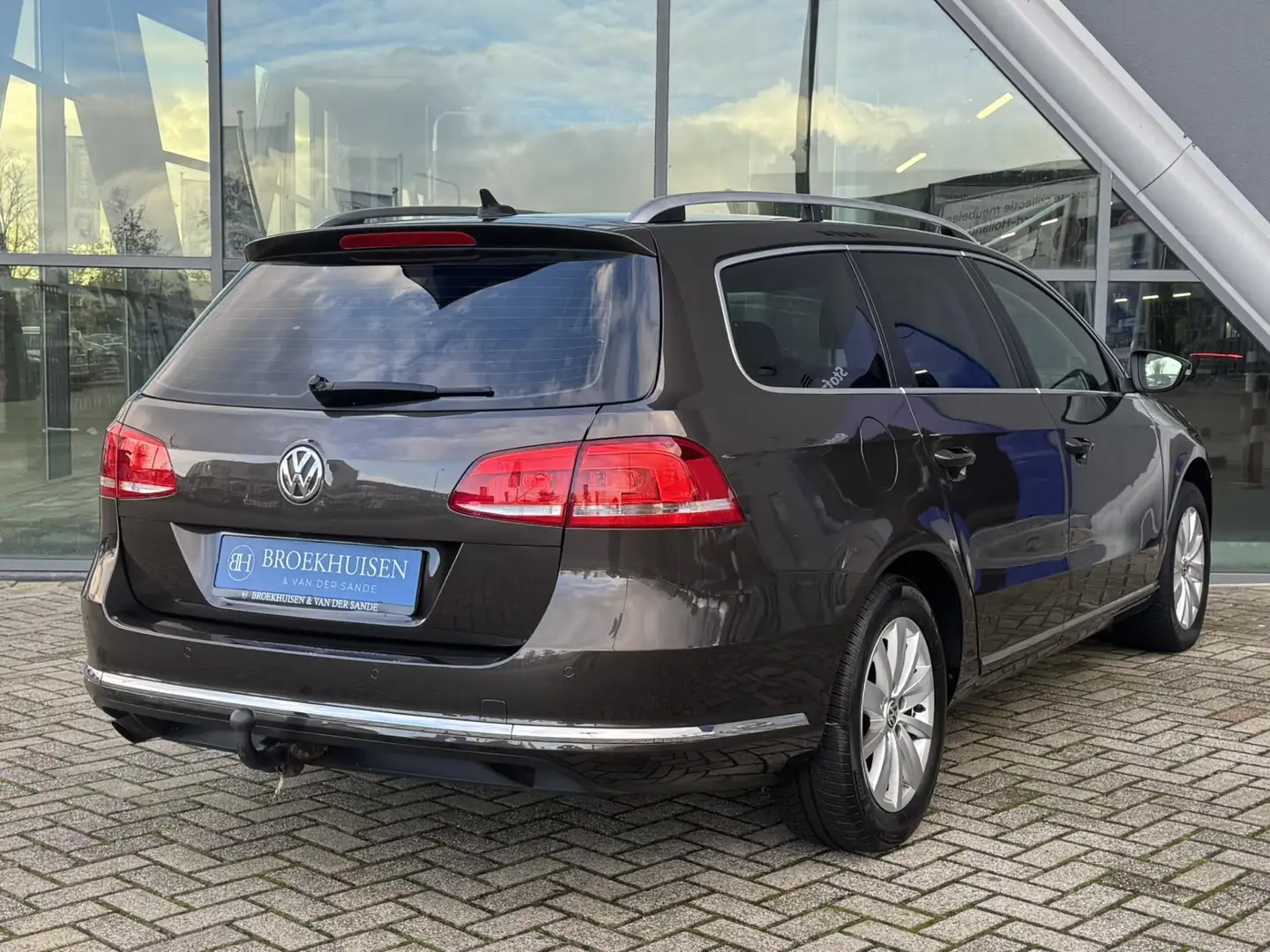 Volkswagen Passat Variant 1.4 TSI Comfort Executive Line BlueMotion Trekhaak Brun - 2