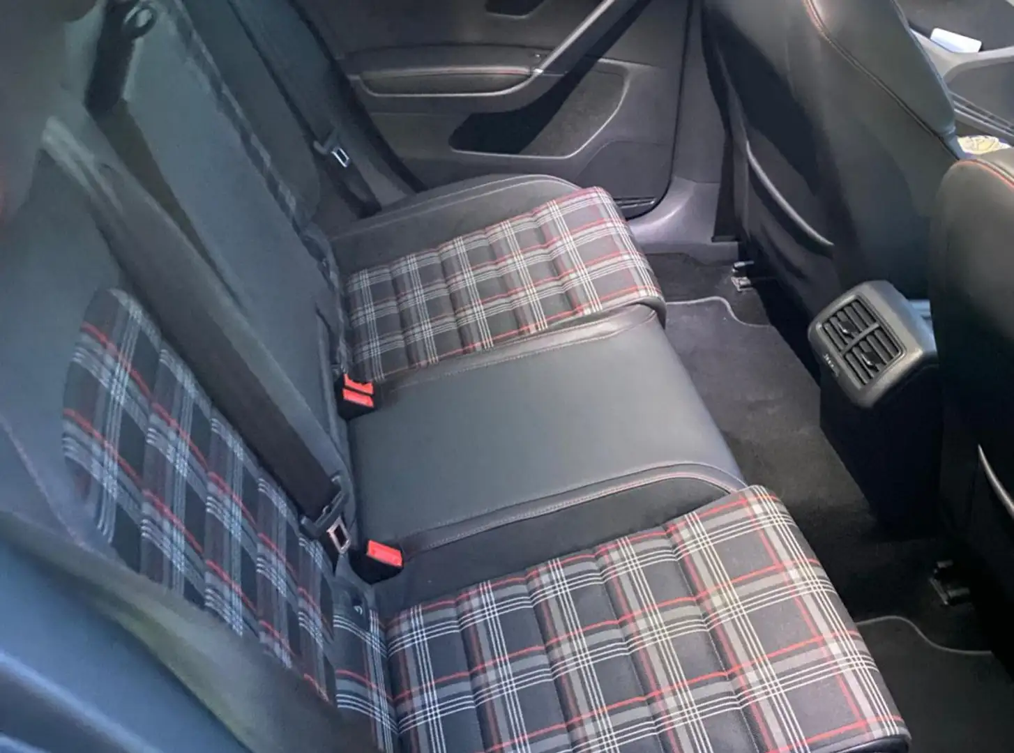 Volkswagen Golf GTI 2.0 TSI Performance DSG 230 - 2