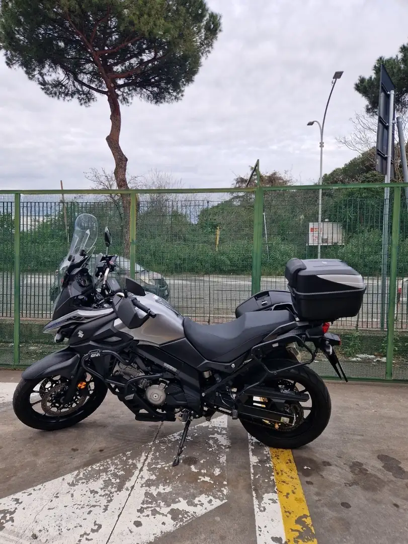 Suzuki V-Strom 650 bauletto 1 casco integrale e valigie laterali Grigio - 1