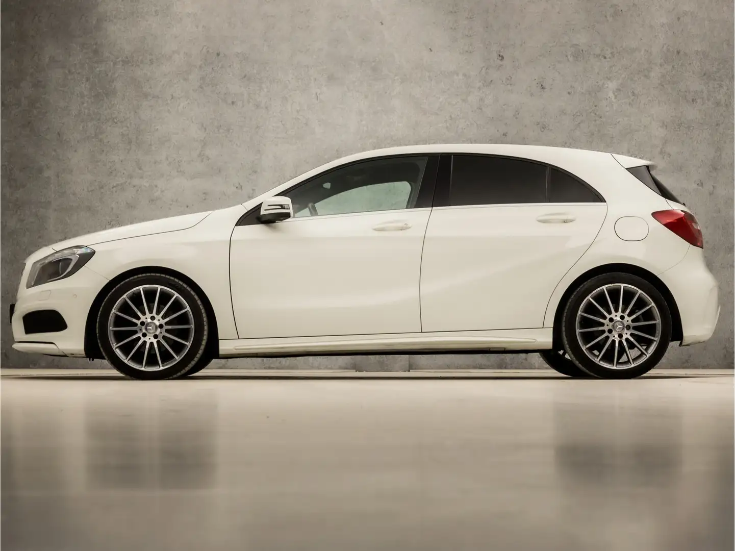 Mercedes-Benz A 180 AMG Sport (NAVIGATIE, LEDER/ALCANTARA, STOELVERWAR Bílá - 2