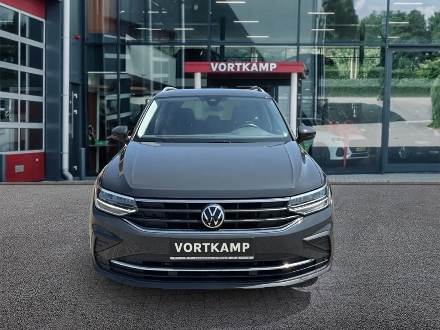 Volkswagen Tiguan 2.0 TDI DSG LIFE PANO-DAK/TREKHAAK/NAVI/CARPLAY/AC Grijs - 2