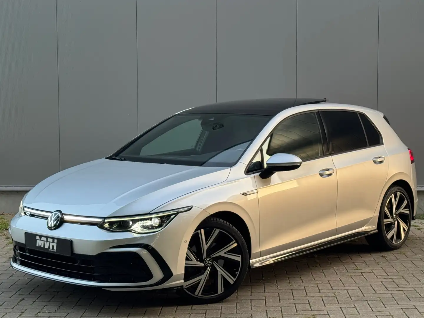 Volkswagen Golf 1.5 eTSI R-Line Business+ IQ Light - Sterrenhemel Grijs - 1