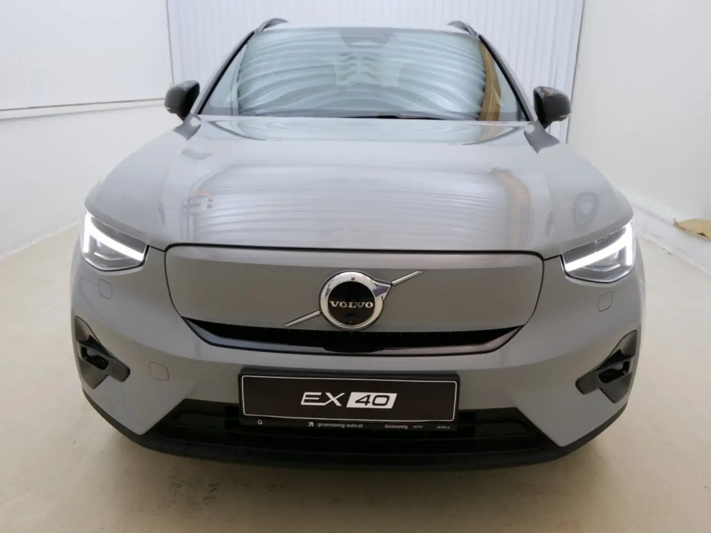 Volvo EX40 Plus, Single Motor Extended Range, Vollelektrisch Grau - 2