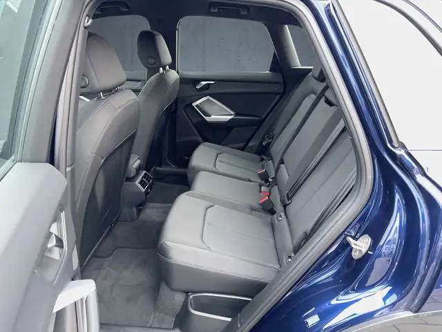 Audi Q3 view 13
