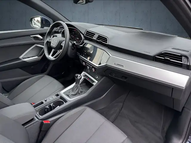 Audi Q3 view 15