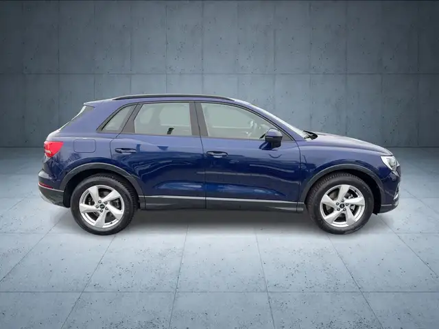 Audi Q3 view 7
