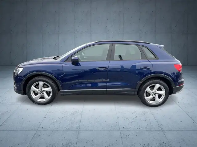 Audi Q3 view 3