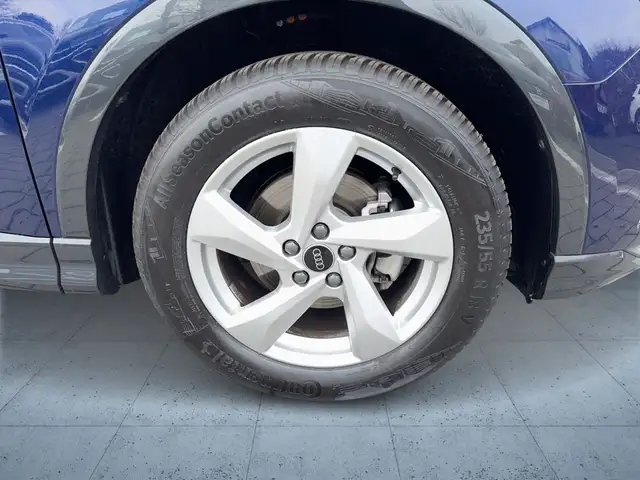 Audi Q3 view 8