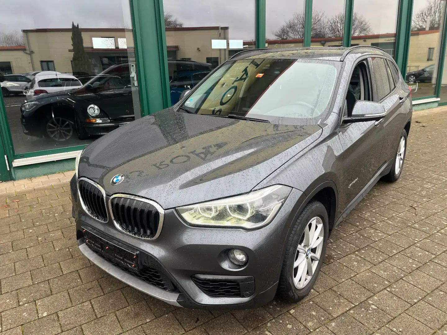BMW X1 xDrive20d Advantage Steptronic LED Navi Grau - 1