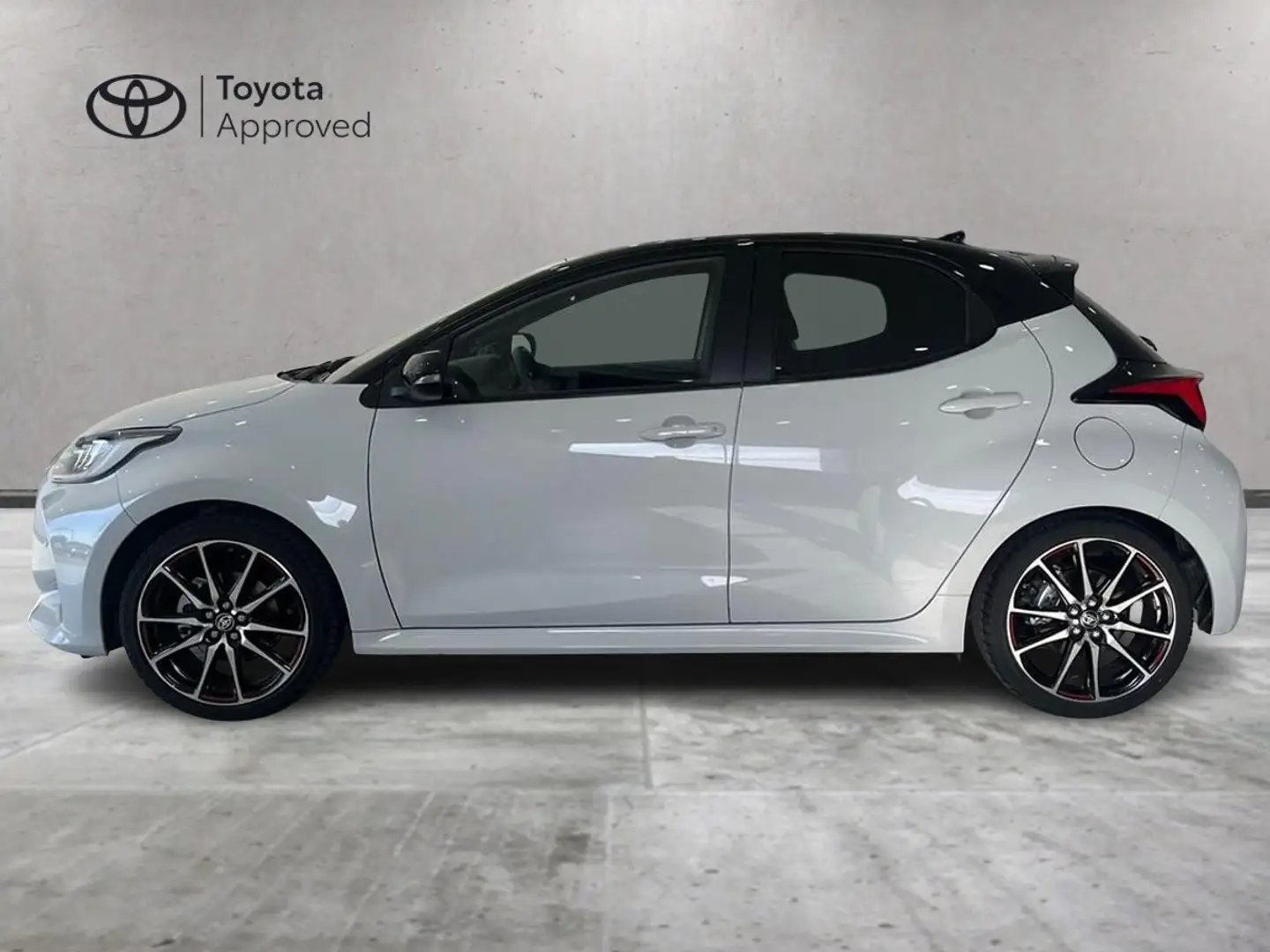 Toyota Yaris Yaris 1.5h 130 GR Sport AZIENDALE IVA ESPOSTA Szary - 2