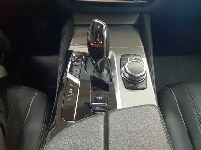 BMW 5 Series view 10