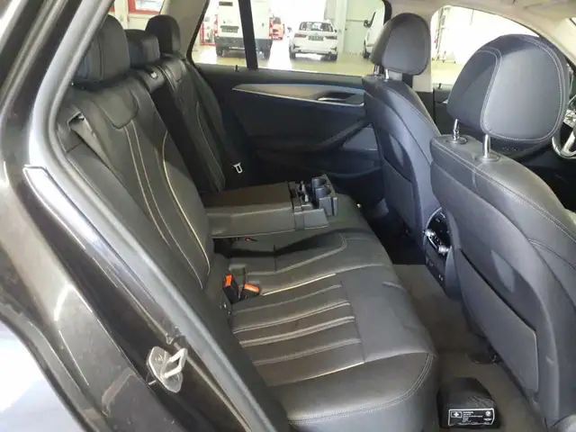 BMW 5 Series view 14