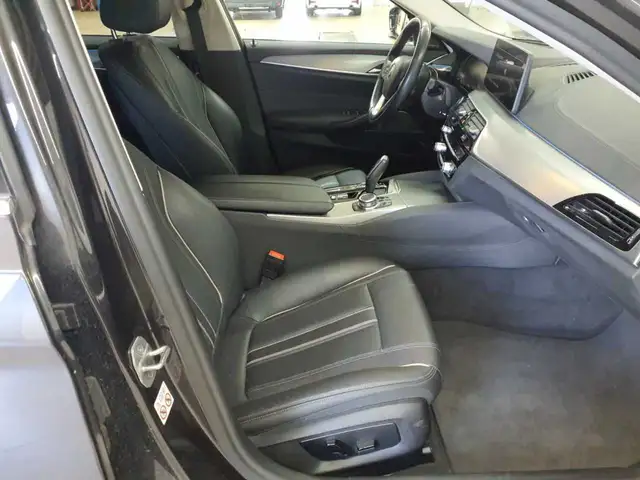 BMW 5 Series view 8