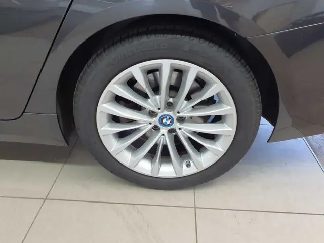 BMW 5 Series view 17
