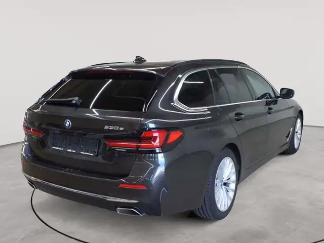 BMW 5 Series view 4