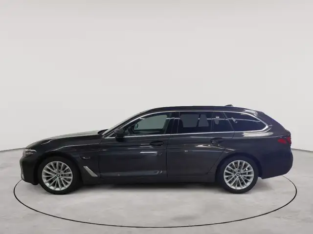 BMW 5 Series view 6