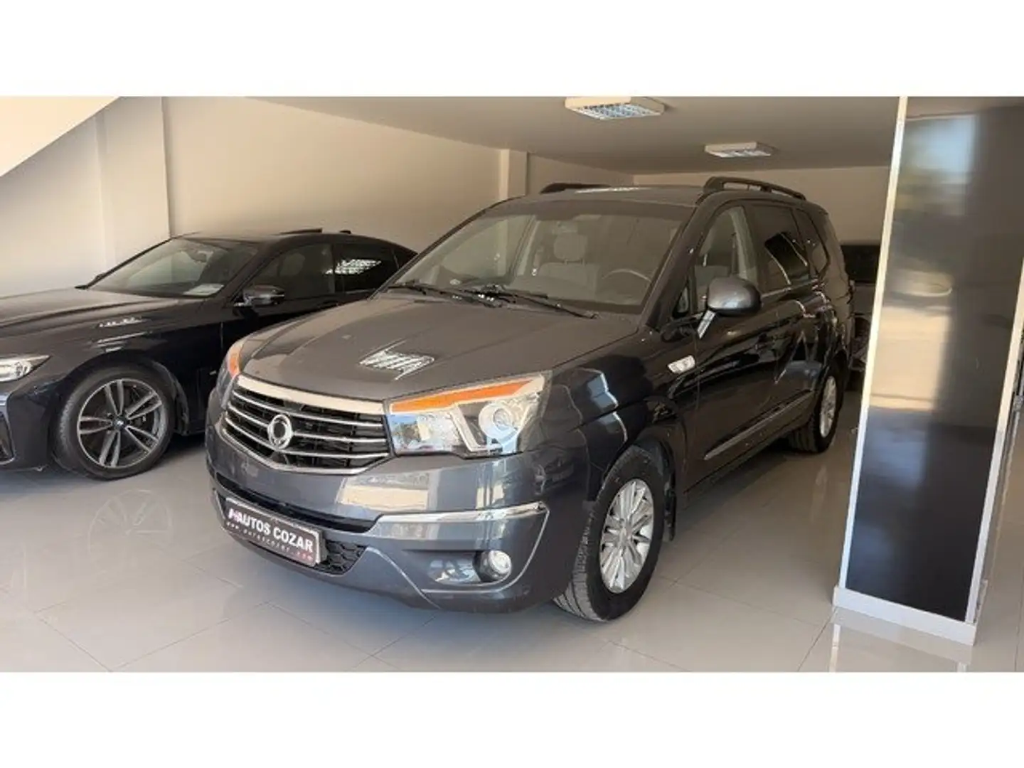 SsangYong Rodius D22T Premium Aut. Schwarz - 1