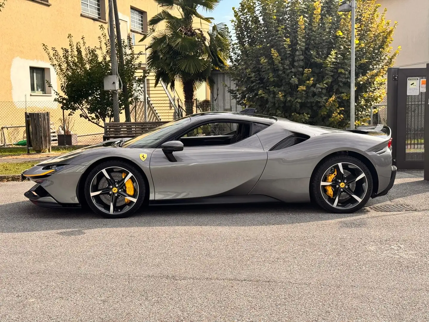 Ferrari SF90 Stradale Assetto Fiorano Grigio - 2
