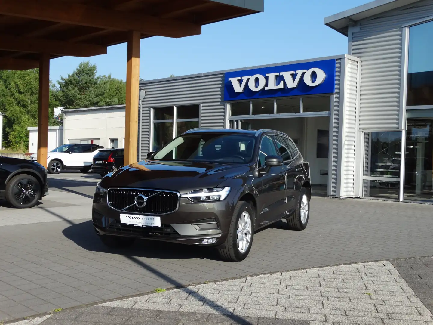 Volvo XC60 B4 Diesel Momentum Pro 2WD Grijs - 1