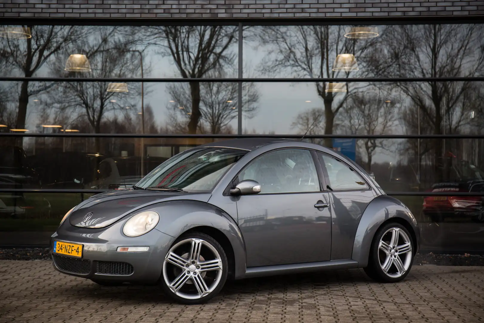 Volkswagen New Beetle 1.6 Trendline , Airco, Cruise control, Grijs - 2