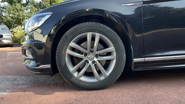 Volkswagen Passat view 13