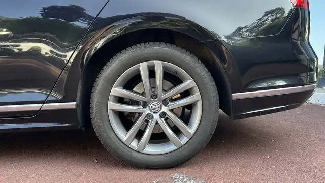 Volkswagen Passat view 14