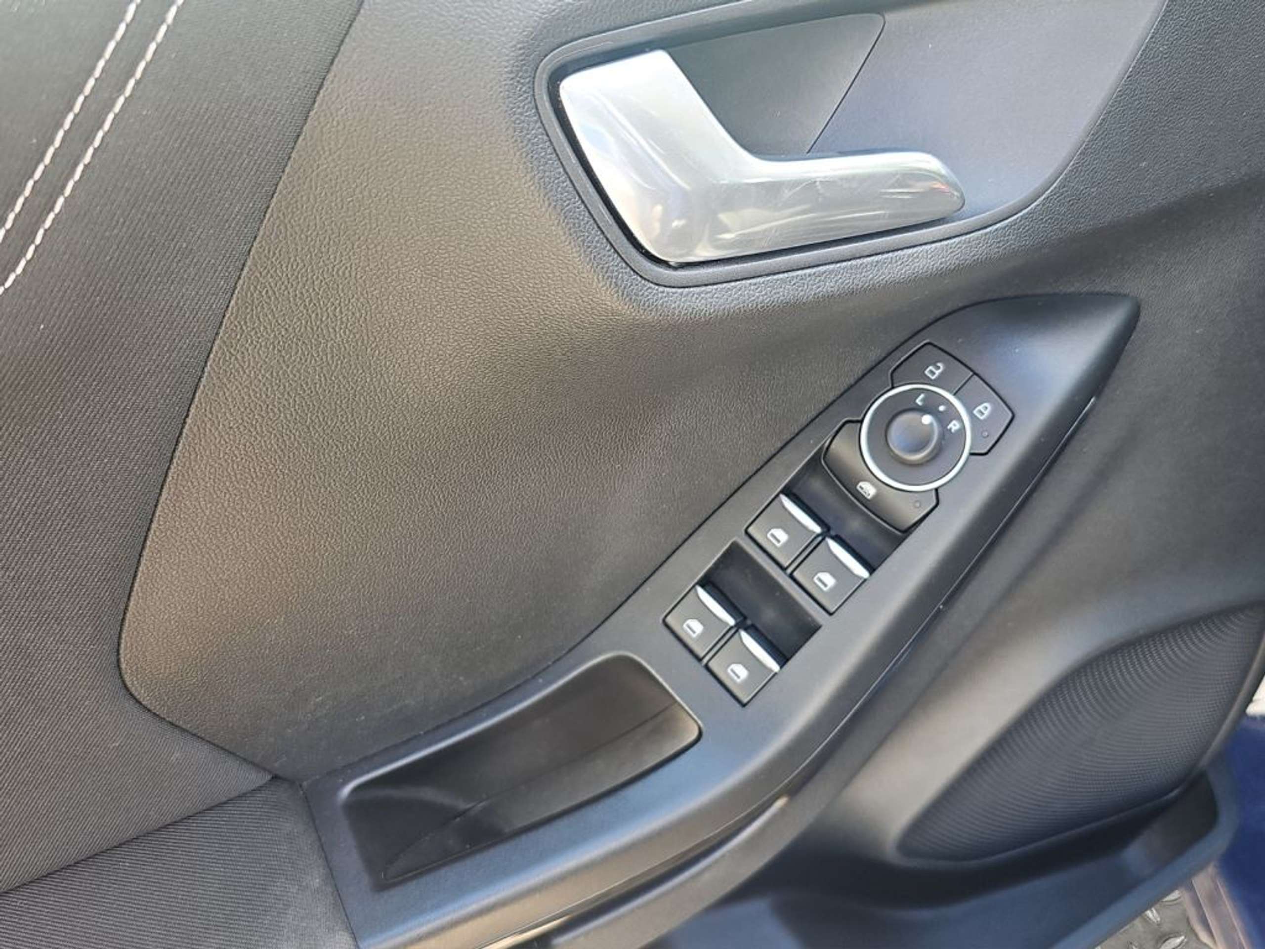 Fahrzeugabbildung Ford Puma 1.0 EcoBoost COOL & CONNECT - mit KI generiert/bearbeitet
