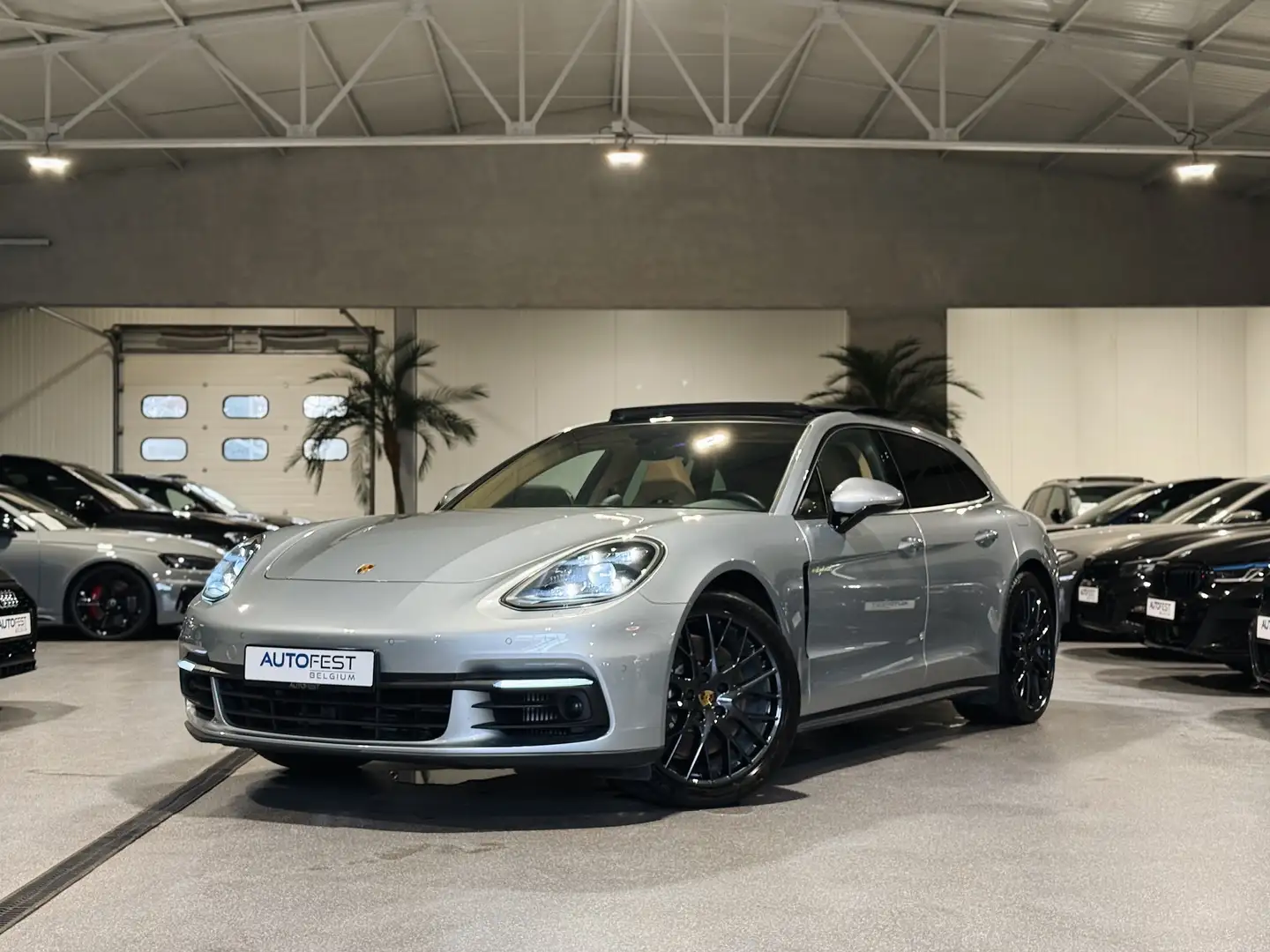 Porsche Panamera 4 E-Hybrid Sport Turismo ‘10 Years Edition’ Stříbrná - 1