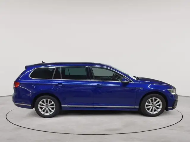 Volkswagen Passat view 3
