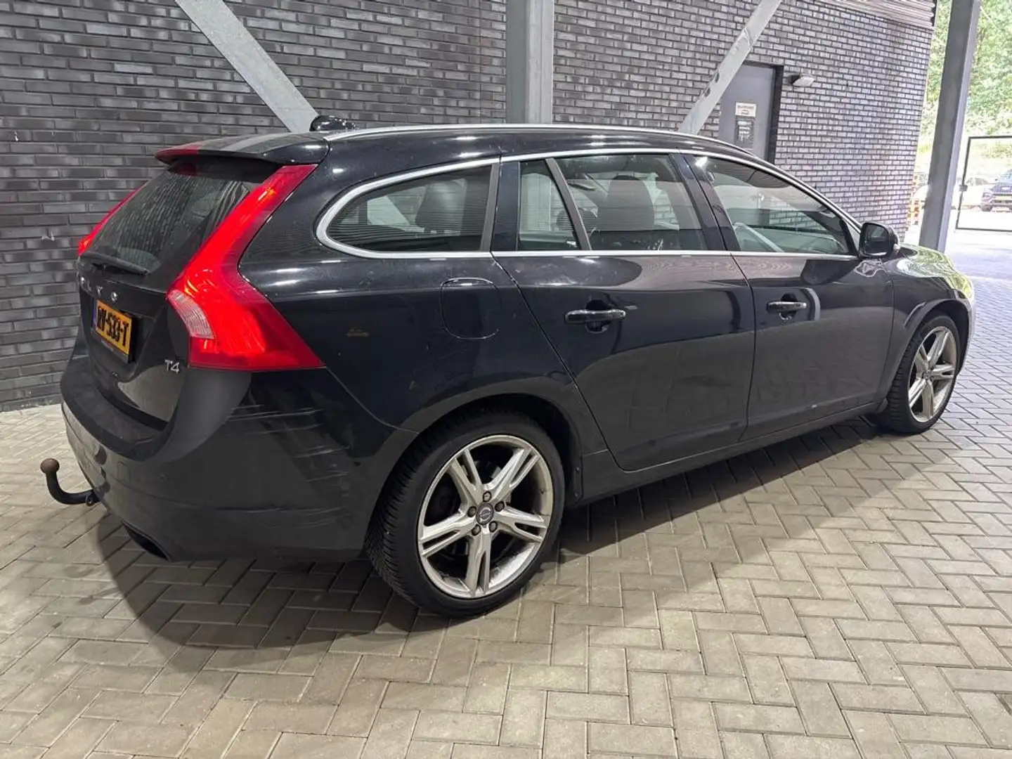 Volvo V60 T4 Summum | Trekhaak | Leder | Camera | Stoelverwa Zwart - 2