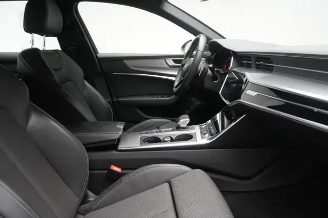 Audi A6 Avant view 6