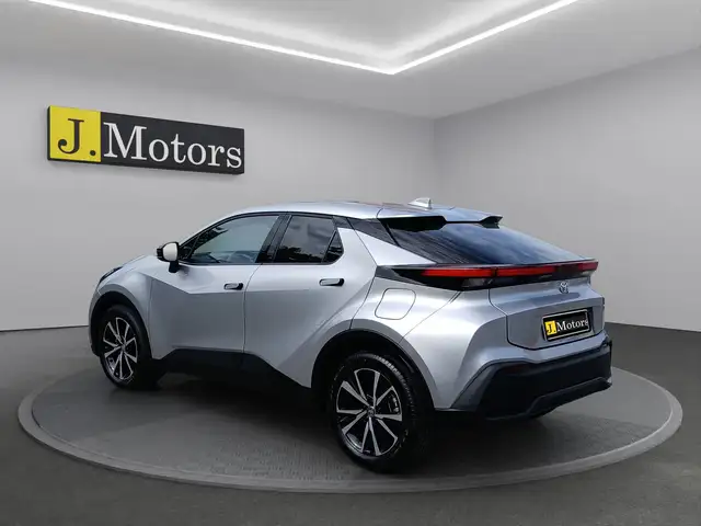 Toyota C-HR view 3
