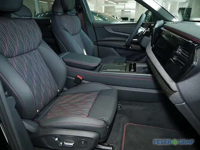 Audi Q7 view 5