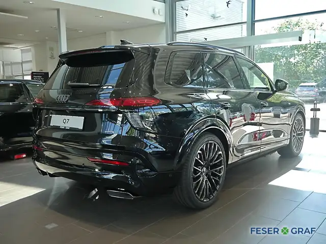 Audi Q7 view 3